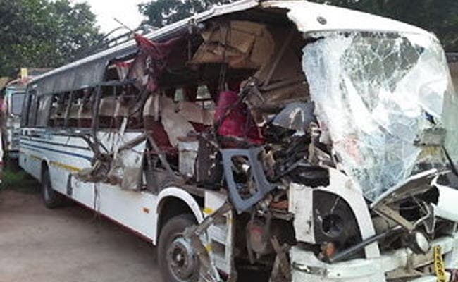 कोडरमा में यात्री बस और ट्रेलर में टक्कर, बस की केबिन का हुआ ये हाल
