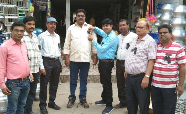 कानून व्यवस्था की स्थिति खराब बता व्यापारियों जताया विरोध, लगाया काला बिल्ला