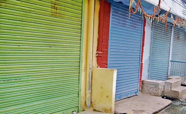 दीपावली करीब पटाखा मंडी में पसरा है सन्नाटा