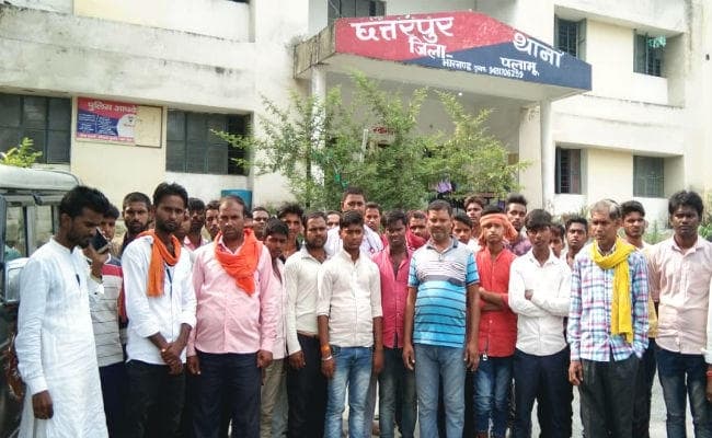 छतरपुर : पुलिस ने चोरों को छोड़ा, ग्रामीणों ने किया थाने का घेराव