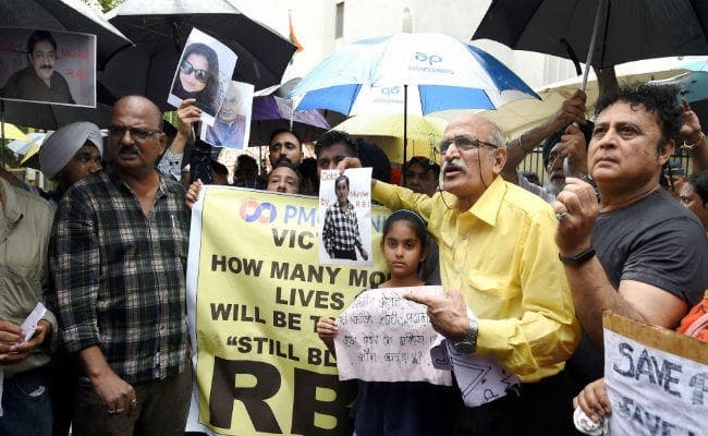 PMC Bank के परेशान खाताधारकों ने RBI हेडक्वार्टर के सामने किया प्रदर्शन