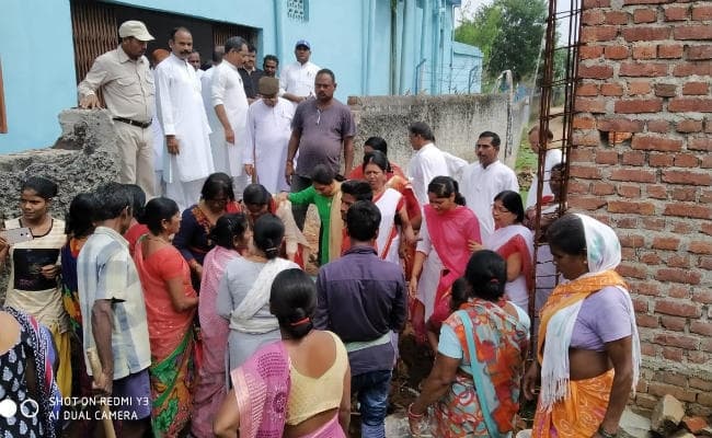 गुमला : पीसीसी सड़क को लेकर हाई-वोल्टेज ड्रामा, कांग्रेस प्रदेश अध्यक्ष की साली से बदसलूकी, विवाद के बाद धक्का-मुक्की