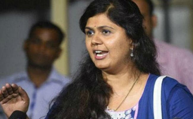 पंकजा मुंडे रैली के दौरान बेहोश होकर गिरी