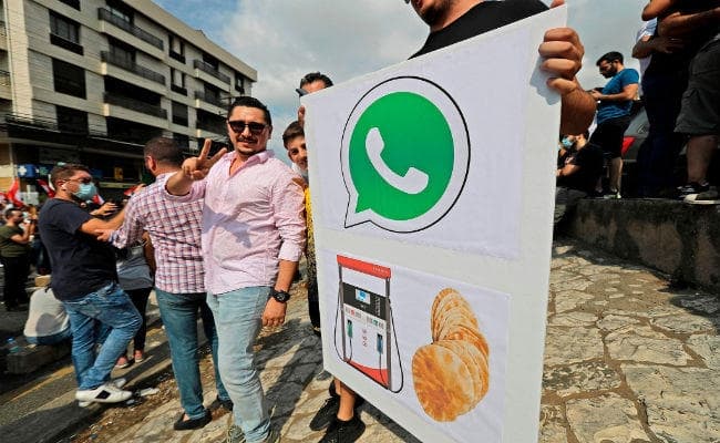 WhatsApp पर सरकार ने लगाया टैक्स, लोगों ने काटा बवाल...