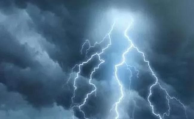 बिहार : बिजली गिरने से सीआरपीएफ जवान समेत 4 की मौत