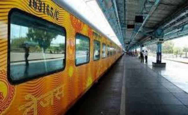 तेजस पहली बार तीन घंटे लेट, यात्रियों को मुआवजा