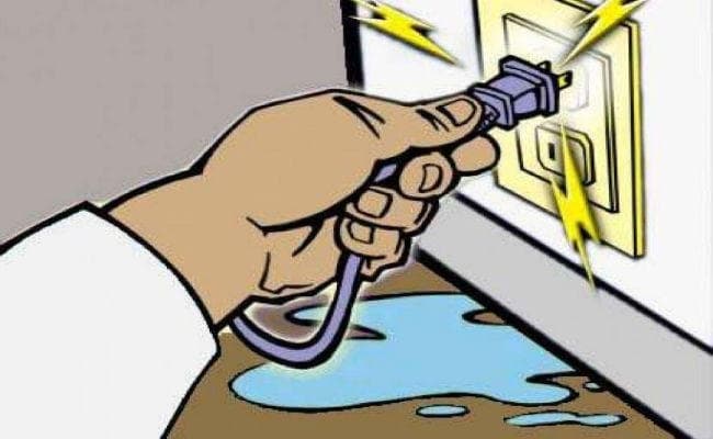 टोटो चार्ज करते करंट लगने से मौत