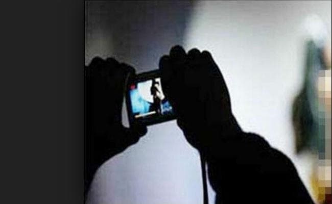 प्रेमिका को ब्लैकमेल करने के आरोप में इंजीनियर प्रेमी गिरफ्तार