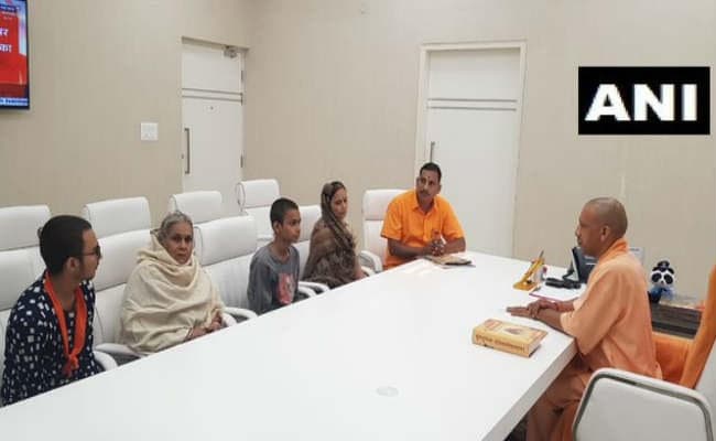 कमलेश तिवारी हत्याकांड: CM  आवास में योगी आदित्यनाथ से मिले परिजन,  पत्नी बोली- मिला इंसाफ का भरोसा