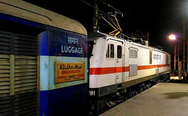 हावड़ा स्टेशन के नजदीक कालका मेल के दो डिब्बे पटरी से उतरे, कोई हताहत नहीं