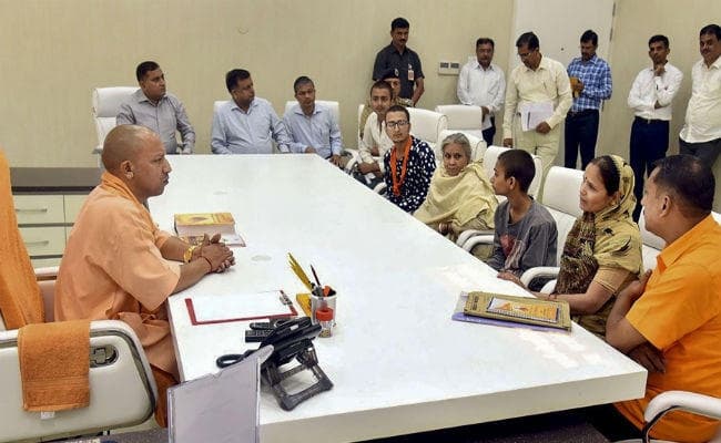 कमलेश तिवारी हत्याकांड : मां ने कहा- पुलिस के दबाव में मजबूरन सीएम योगी से मिलना पड़ा