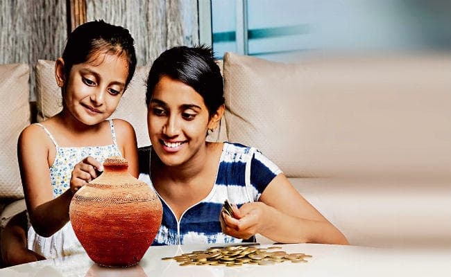 इस दिवाली घर लाएं मिट्टी के गुल्लक, बच्चों को भी बताएं बचत के फायदे