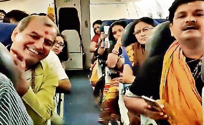 देवघर : प्लेन में 72 श्रद्धालुओं ने गाया भजन, वीडियो हो रहा वायरल