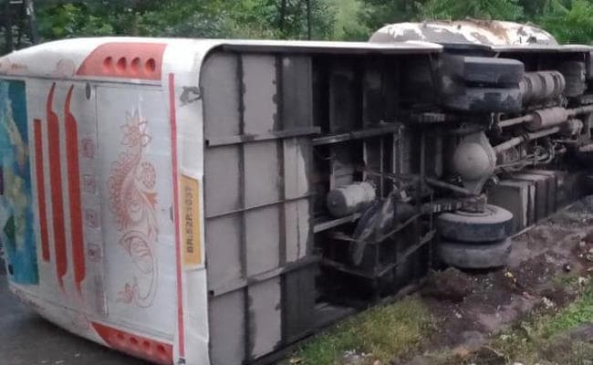 पटना से रांची आ रही यात्रियों से भरी बस रामगढ़ के पतरातू घाटी में दुर्घटनाग्रस्त