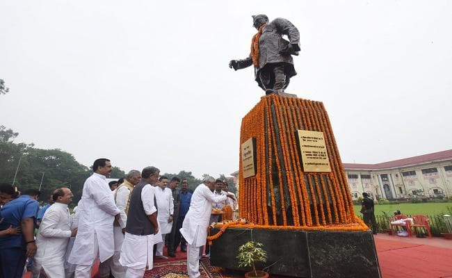 राज्यपाल फागू चौहान और सीएम नीतीश कुमार ने बिहार केसरी को दी श्रद्धांजलि
