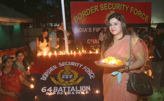 सीमा पर बीएसएफ जवानों ने 1100 दीये जलाकर मनायी दिवाली