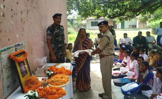 छतरपुर : नक्सली घटना में शहीद जवान को दी गयी श्रद्धांजलि