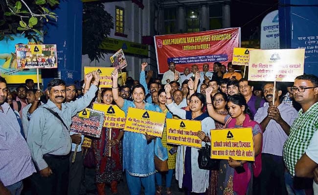बैंकों के विलय के खिलाफ 30 हजार से अधिक बैंककर्मी आज हड़ताल पर