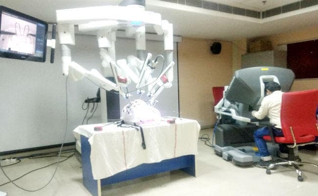 पटना एम्स में जल्द शुरू होगी रोबोटिक सर्जरी, सर्जनों ने रोबोट से ली ट्रेनिंग