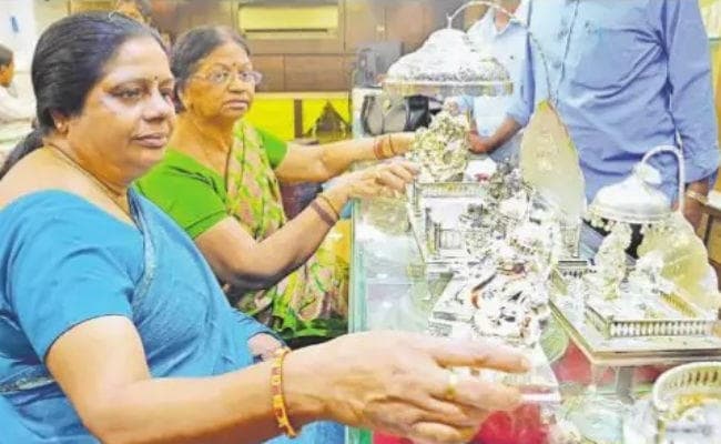 पटना बाजार :  धनतेरस और दीपावली को लेकर सज चुकी हैं दुकानें, इन चीजों की जोरदार डिमांड