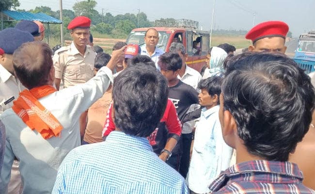 घर से बुला कर अपराधियों ने युवक की गोली मार कर की हत्या, आक्रोशित लोगों ने जाम की सड़क