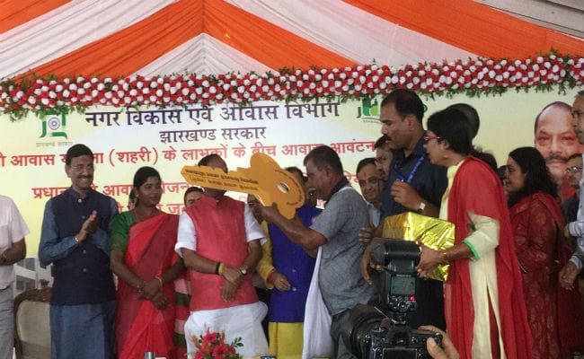 गरीबों को मिला सपनों का मकान, बोले CM रघुवर, हमने वादा पूरा किया, सौंपी चाबी