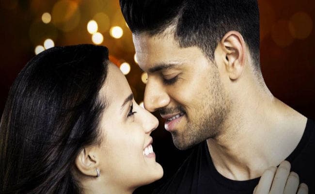 ''डिम डिम लाइट'' के साथ स्क्रीन पर आग लगाने को तैयार हैं सूरज पंचोली और लारिसा बोन्सी