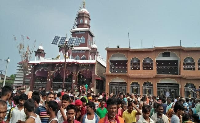 मंदिर में युवक ने खुद की बलि देने के लिए गला काटा, वीडियो हुआ वायरल