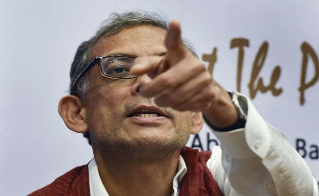 पीएम मोदी ने अभिजीत बनर्जी से किया मजाक, कहा - मोदी विरोधी बात निकलवाने का जाल फैला रहा मीडिया