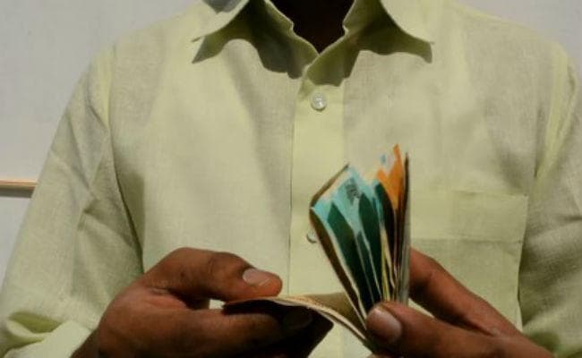 नोट बता कर कागज का बंडल थमा दिया, महिला से ठगे गहने