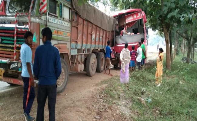 गुमला से रांची जा रही निजी बस की ट्रक से टक्कर, 20 यात्री घायल