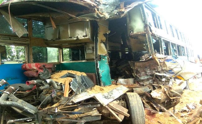 कटिहार : मुजफ्फरपुर से सिलीगुड़ी जा रही बस की ट्रक से टक्कर में दो यात्रियों की मौत, दर्जनभर यात्री घायल