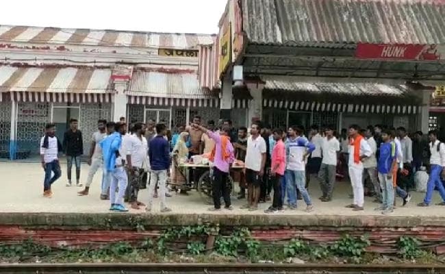 रेलवे प्लेटफॉर्म का निर्माण कर रहे मजदूर की ट्रेन की चपेट में आने से मौत