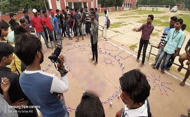 प्रेमिका को प्रपोज करने के लिए प्रेमी ने चॉकलेट व बिस्कुट से सजाया था मंच और फिर...