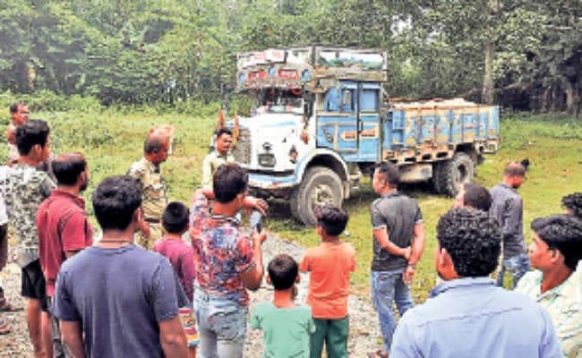 मयनागुड़ी : अवैध खनन के खिलाफ लोगों का फूटा गुस्सा