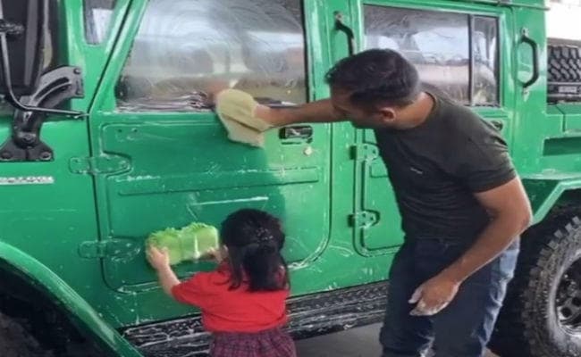 पापा धौनी की नयी गाड़ी को चमकाने में ऐसे मदद कर रही बेटी जीवा, VIDEO वायरल