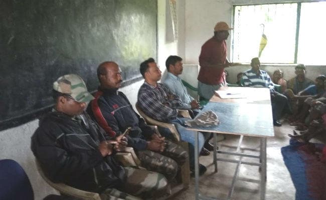 गुमला : उग्रवादियों के खिलाफ खड़े हुए ग्रामीण, डर से बंद चीरोडीह स्कूल को अपनी सुरक्षा में खुलवायेंगे