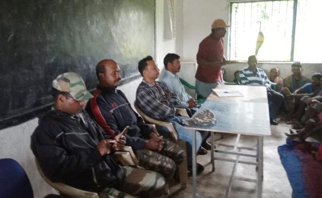 गुमला : उग्रवादियों के खिलाफ खड़े हुए ग्रामीण, बंद पड़े चीरोडीह स्कूल को खुलवायेंगे, देंगे पूरी सुरक्षा