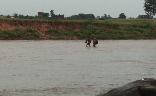 हजारीबाग में नदियों का जलस्तर बढ़ा, देर शाम तक फंसे रहे दर्जनों लोग, जान जोखिम में डालकर स्कूल गये बच्चे