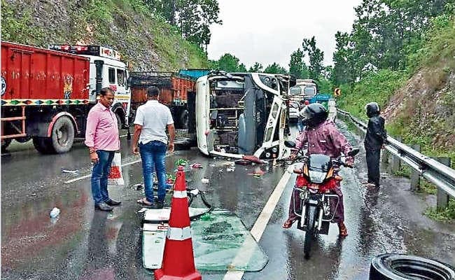 चांडिल: रांची से चाईबासा जा रही बस पलटी
