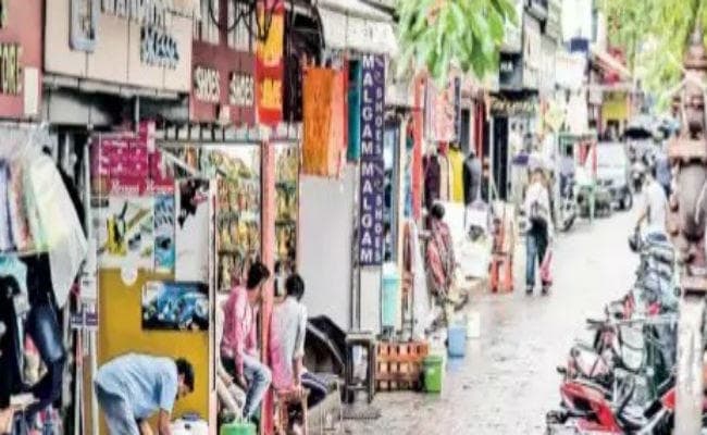 धनतेरस : बारिश ने बढ़ायी चिंता, घरों में दुबके रहने को मजबूर हैं ग्राहक, बाजार में नहीं हैं खरीदार