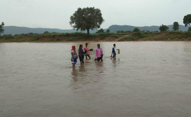 बड़कागांव : नदी पार कर दीपावली की खरीदारी करने पहुंचे लोग