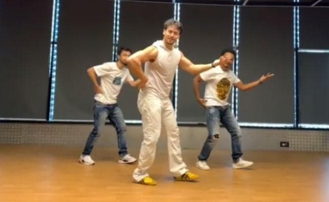 VIDEO: करिश्‍मा कपूर के इस गाने पर टाइगर ने किया जबरदस्‍त डांस, दिशा ने दिया ऐसा रिएक्‍शन