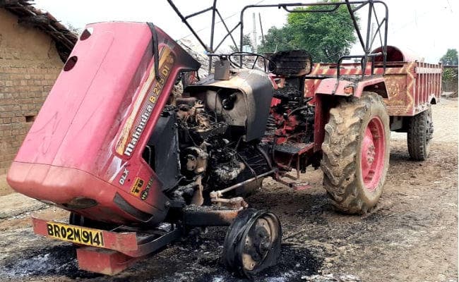 ट्रैक्टर और रोड रोलर पर पेट्रोल डाल कर नक्सलियों ने फूंक डाला