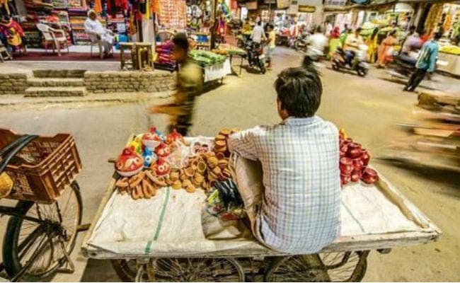 महंगाई और सस्ती चाइनीज लाइट से दिल्ली के कुम्हारों की दिवाली फीकी