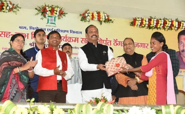 दिवाली से पहले रघुवर दास ने आंगनबाड़ी सेविका, सहायिकाओं को दिया दिवाली गिफ्ट, किया यह एलान