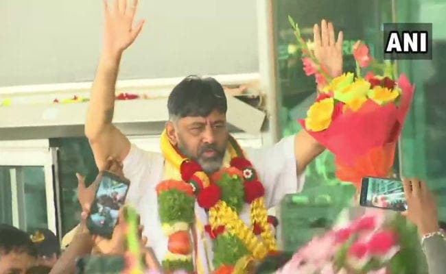 बेंगलुरु पहुंचने पर डीके शिवकुमार का जोरदार स्वागत