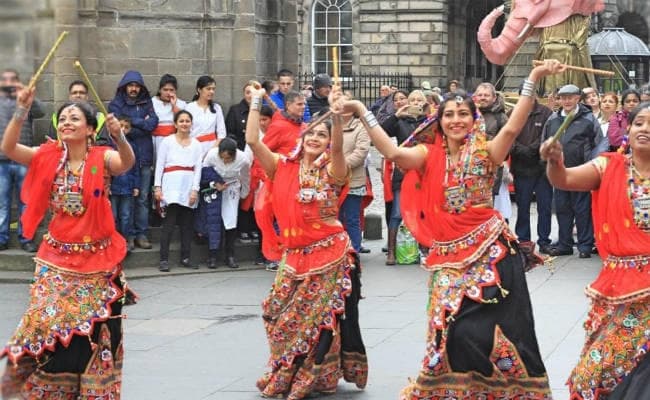 स्कॉटलैंड में दिवाली की धूम, दीयों की रोशनी के बीच रंगारंग सांस्कृतिक कार्यक्रम