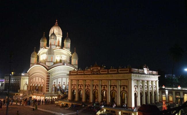 कोलकाता : कालीपूजा को लेकर रोशनी से सजा दक्षिणेश्वर मंदिर