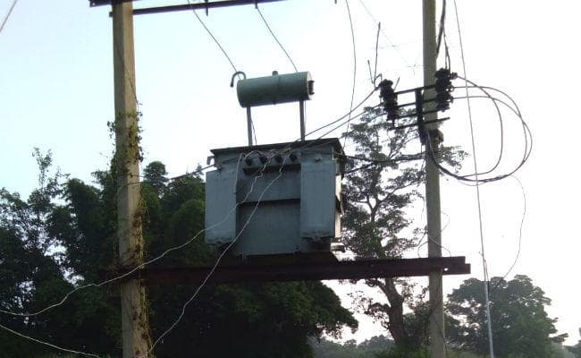 ''साहब, हमारे गांव में बिजली नहीं है, दूसरे गांव में मोबाइल चार्ज कराने पर देने पड़ते हैं 10 रुपये''